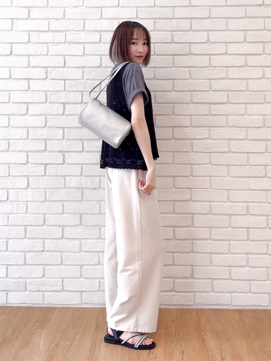 ホワイト系のその他パンツ、ブラック系のサンダル、シルバー系のショルダーバッグを着用したレディースの夏コーディネートの2枚目の写真