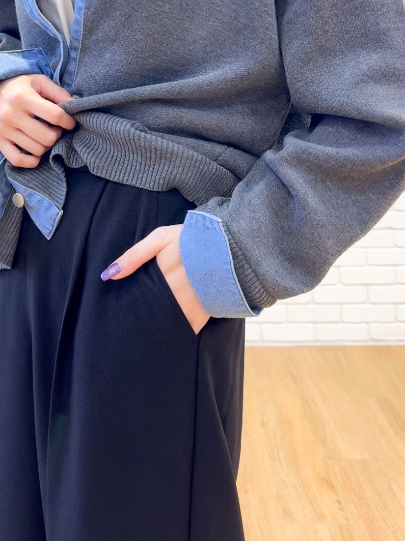 グレー系のカーディガン/ボレロ、ホワイト系のTシャツ/カットソー、ブラック系のその他パンツを着用したレディースの秋コーディネートの7枚目の写真