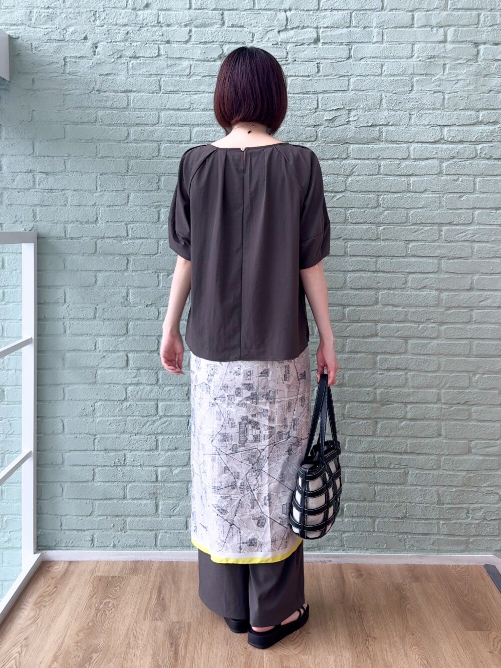 ブラウン系のシャツ/ブラウス、ブラウン系のその他パンツ、ブラック系のサンダルを着用したレディースの春コーディネートの3枚目の写真