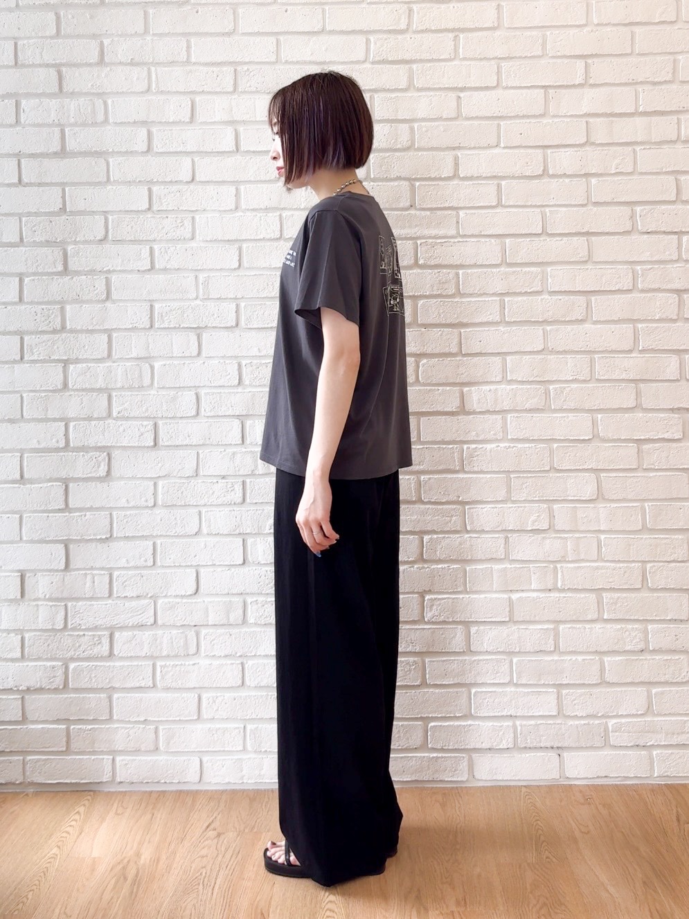 グレー系のTシャツ/カットソー、ブラック系のサンダル、ベージュ系のキャップを着用したレディースの夏コーディネートの7枚目の写真