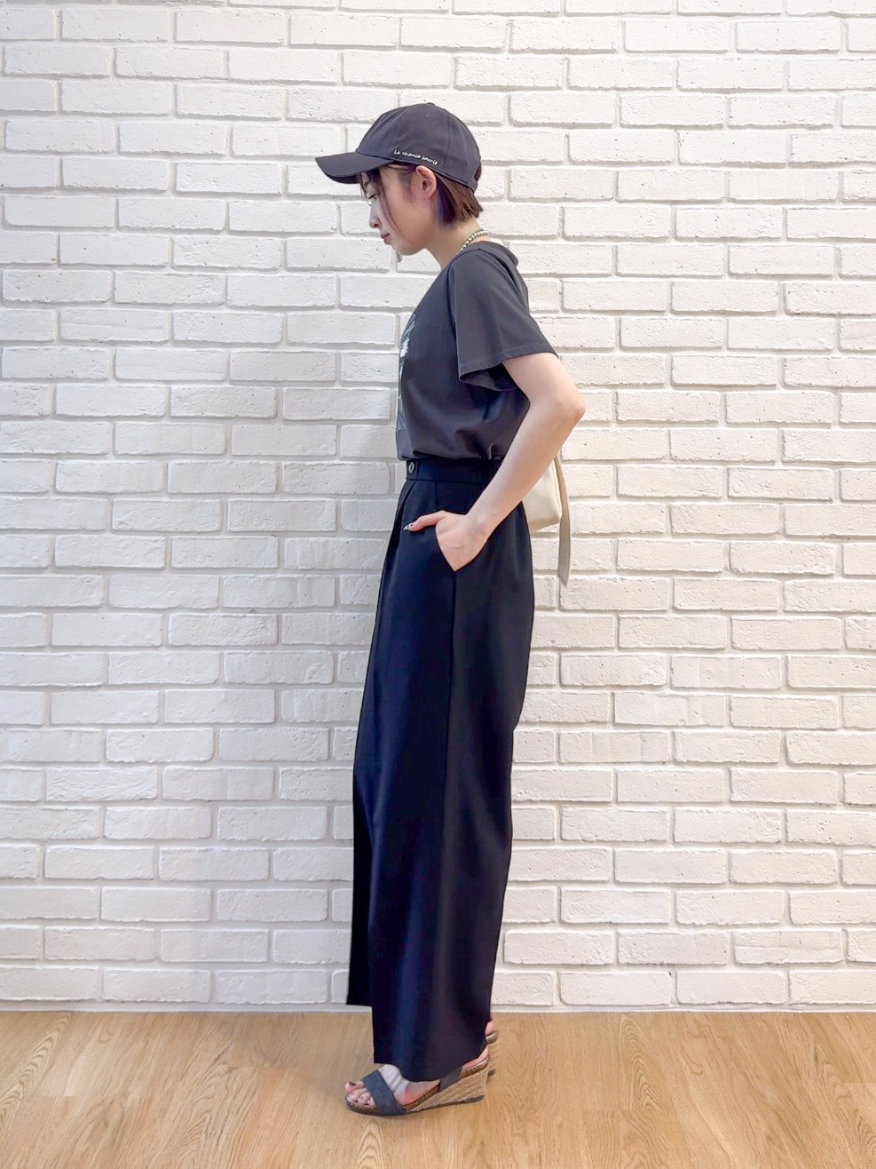 グレー系のTシャツ/カットソー、ブラック系のその他パンツ、ブラック系のサンダルを着用したレディースの夏コーディネートの4枚目の写真
