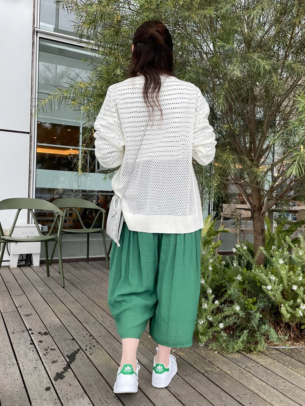 ブラック系のTシャツ/カットソー、ホワイト系のカーディガン/ボレロ、グリーン系のその他パンツを着用したレディースの春コーディネートの3枚目の写真