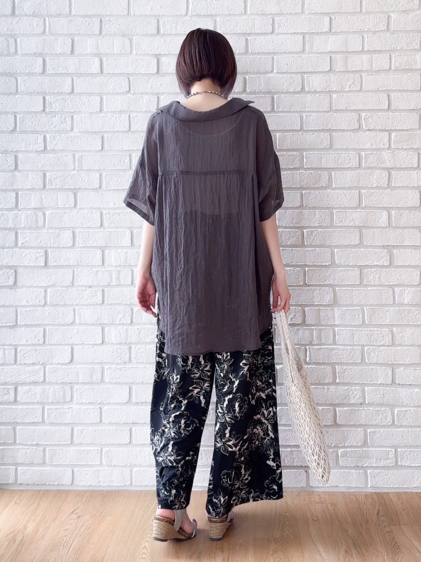 グレー系のシャツ/ブラウス、ブラック系のその他パンツ、シルバー系のサンダルを着用したレディースの夏コーディネートの3枚目の写真
