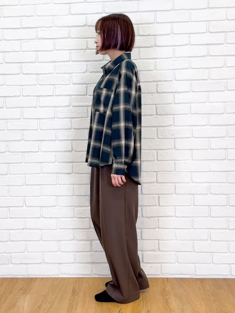 ブラック系のカーディガン/ボレロ、グリーン系のシャツ/ブラウス、ブラウン系のその他パンツを着用したレディースの秋コーディネートの10枚目の写真