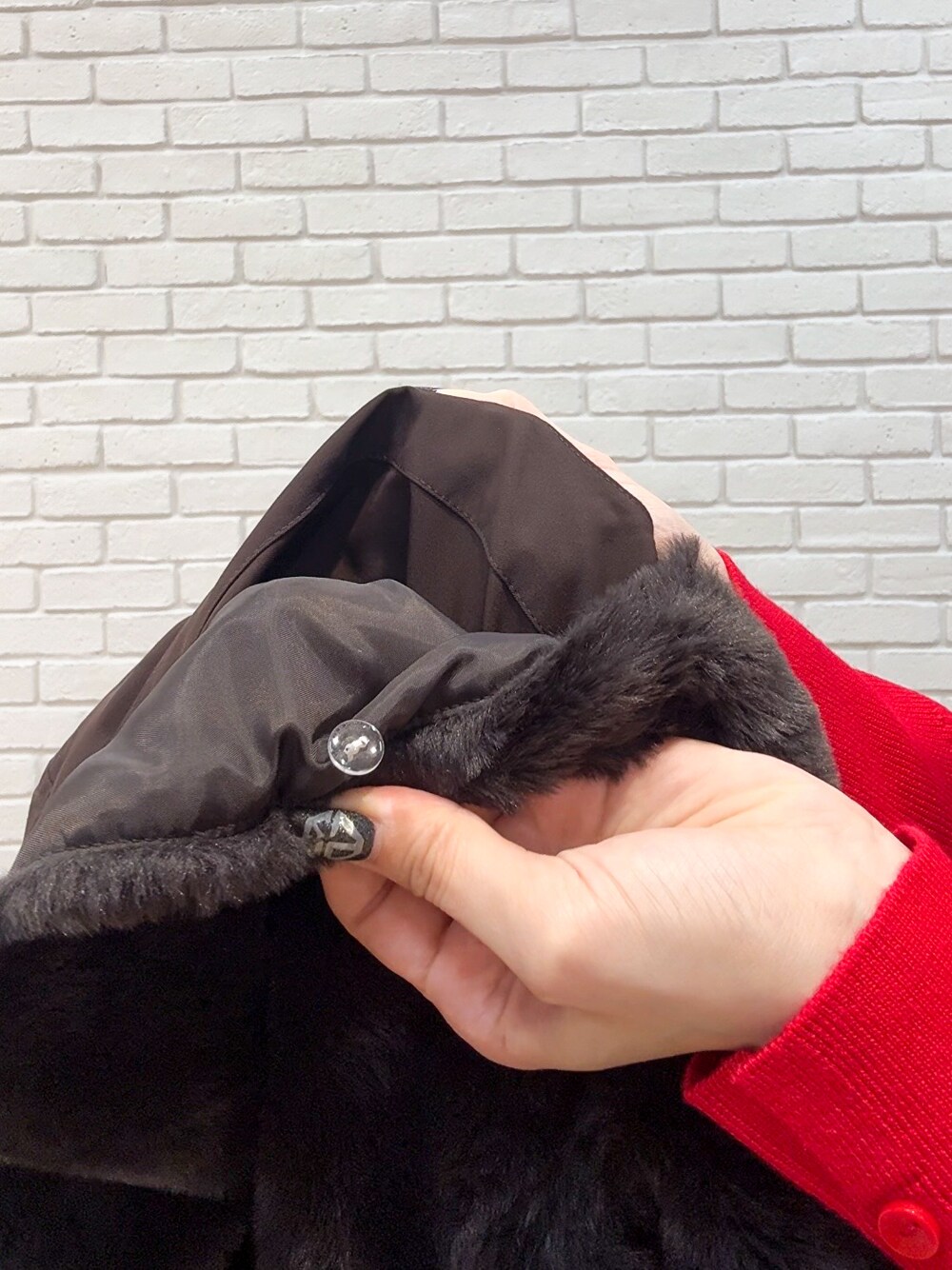 レッド系のニット/セーター、グレー系のその他パンツ、ブラウン系のブーツを着用したレディースの秋コーディネートの5枚目の写真