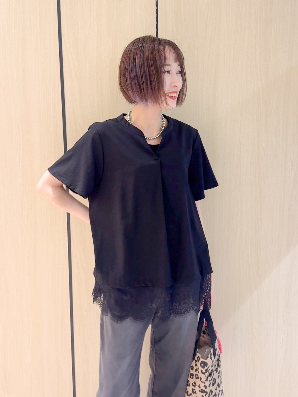 ブラック系のシャツ/ブラウス、ブラック系のその他パンツ、ブラック系のサンダルを着用したレディースの夏コーディネートの5枚目の写真