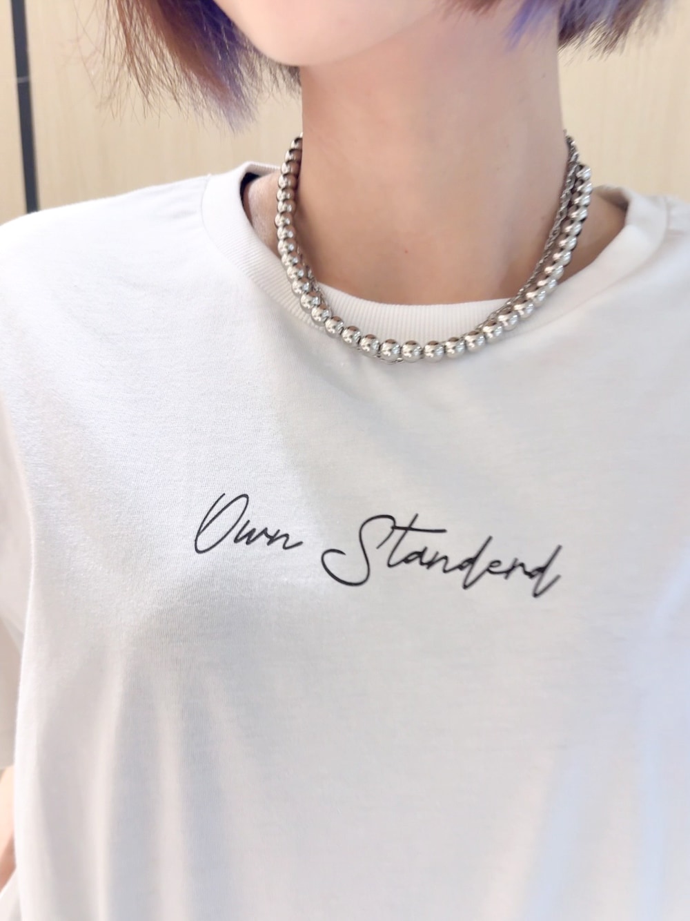 ブルー系のシャツ/ブラウス、ホワイト系のTシャツ/カットソー、ブラック系のその他パンツを着用したレディースの夏コーディネートの10枚目の写真