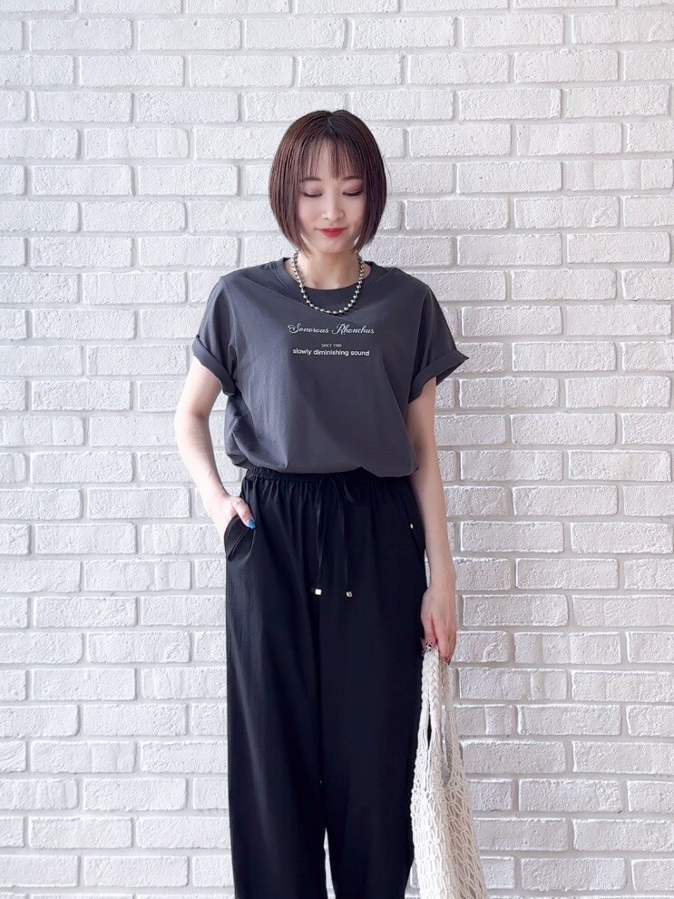 グレー系のTシャツ/カットソー、グレー系のサンダル、ホワイト系のトートバッグを着用したレディースの夏コーディネートの5枚目の写真