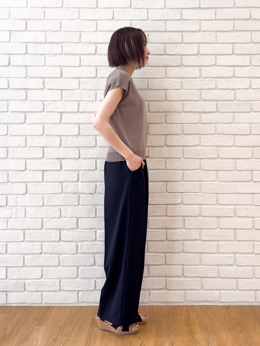 ベージュ系のニット/セーター、ブラック系のその他パンツ、ブラック系のサンダルを着用したレディースの夏コーディネートの6枚目の写真