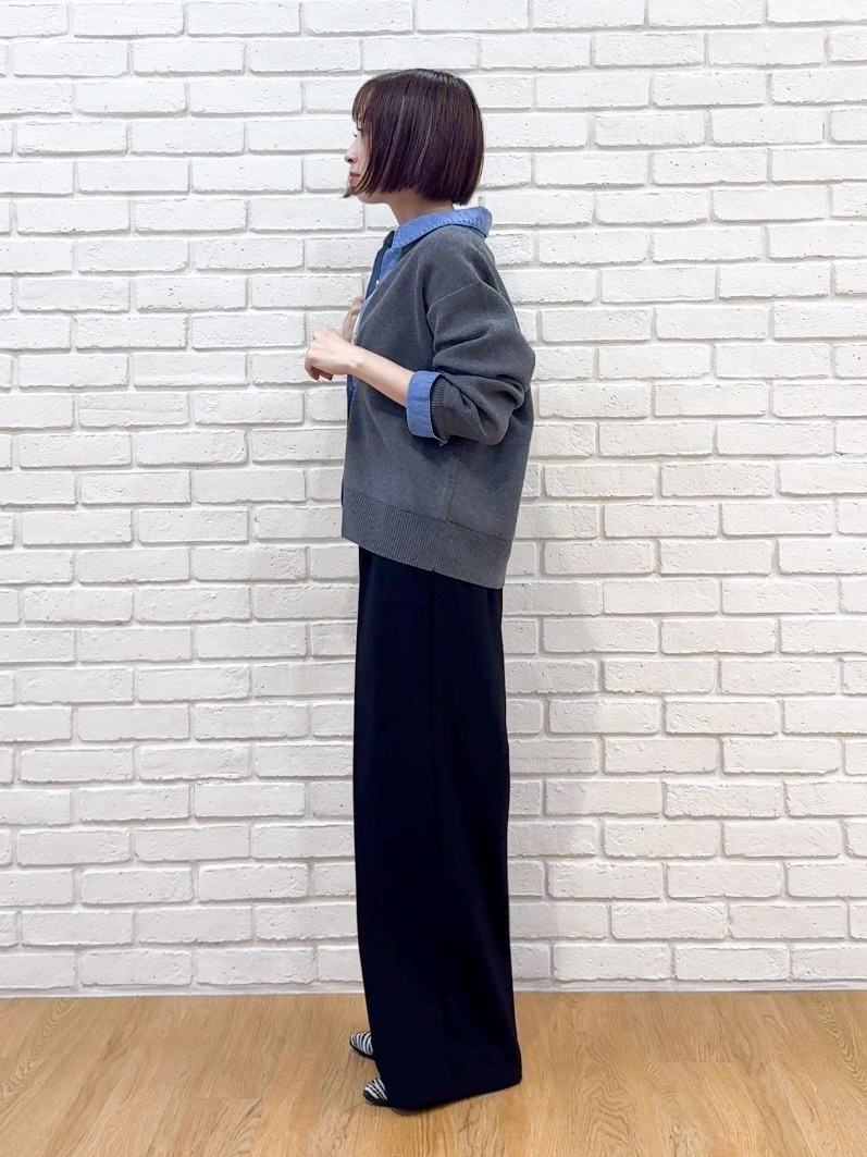 グレー系のカーディガン/ボレロ、ホワイト系のTシャツ/カットソー、ブラック系のその他パンツを着用したレディースの秋コーディネートの4枚目の写真