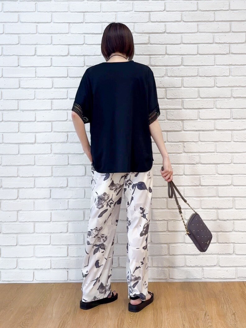ブラック系のTシャツ/カットソー、ホワイト系のその他パンツ、ブラック系のサンダルを着用したレディースの夏コーディネートの3枚目の写真