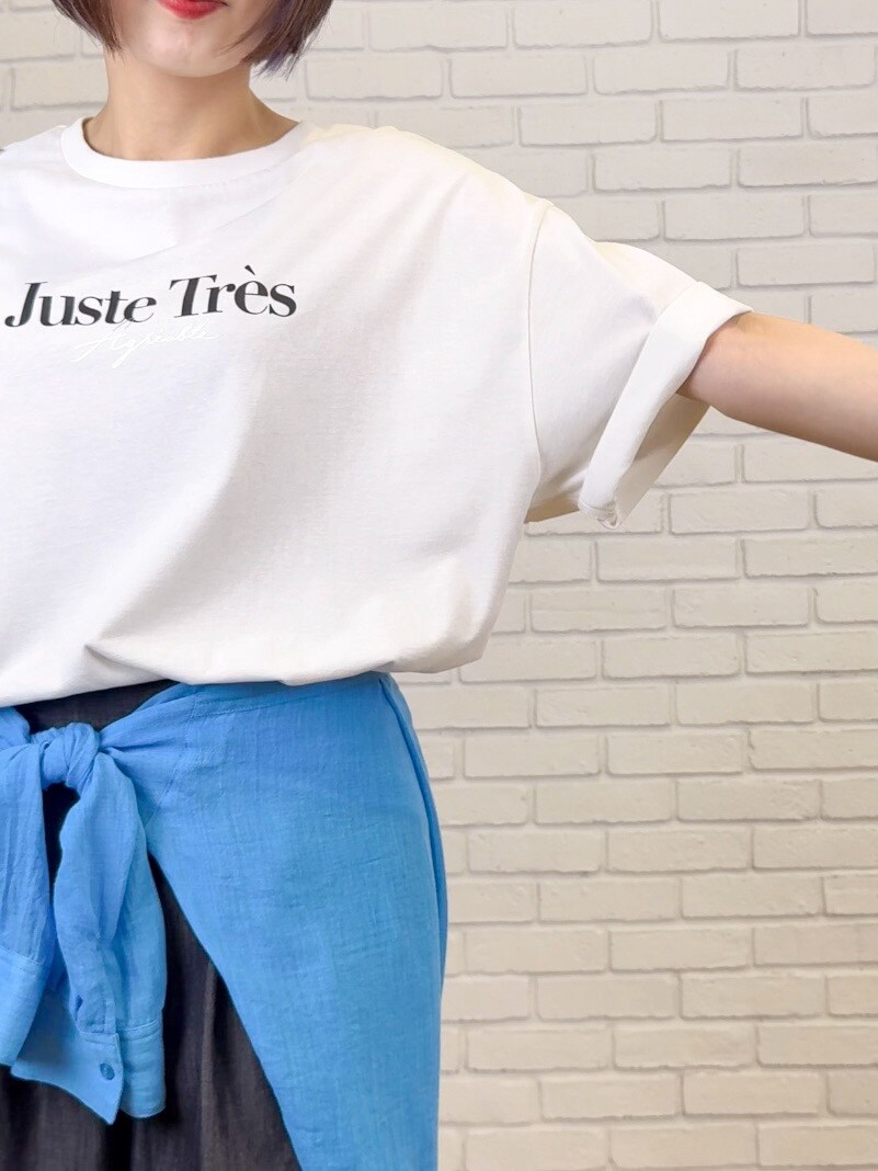 ホワイト系のTシャツ/カットソー、ブルー系のシャツ/ブラウス、ブラック系のその他パンツを着用したレディースの夏コーディネートの5枚目の写真