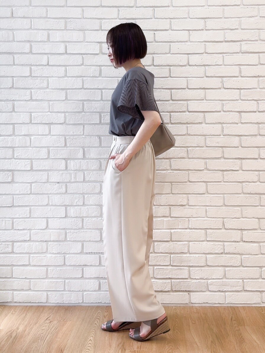グレー系のTシャツ/カットソー、ベージュ系のその他パンツ、ブラウン系のサンダルを着用したレディースの夏コーディネートの4枚目の写真