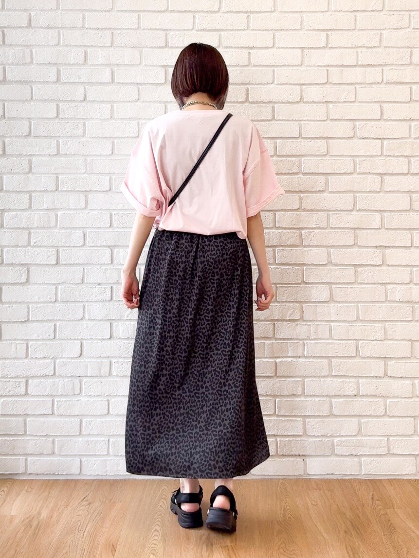 ピンク系のTシャツ/カットソー、グレー系のスカート、ブラック系のサンダルを着用したレディースの夏コーディネートの3枚目の写真