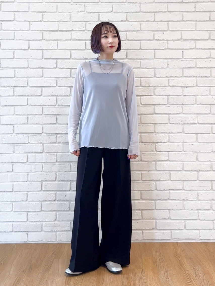 ホワイト系のシャツ/ブラウス、ブルー系のTシャツ/カットソー、ブラック系のその他パンツを着用したレディースの秋コーディネートの6枚目の写真