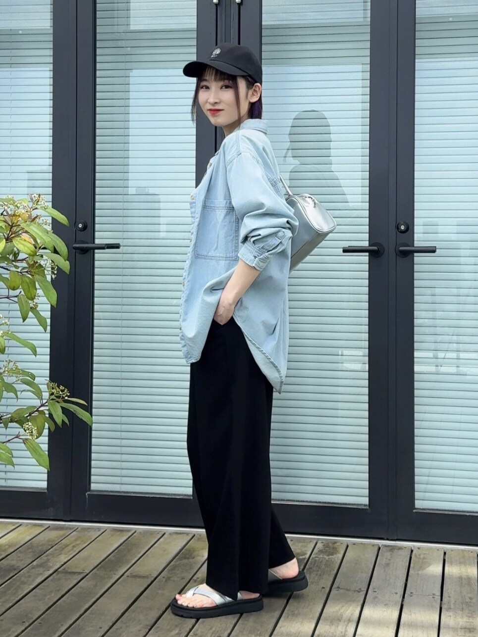 ブルー系のシャツ/ブラウス、グレー系のTシャツ/カットソー、ブラック系のその他パンツを着用したレディースの春コーディネートの4枚目の写真