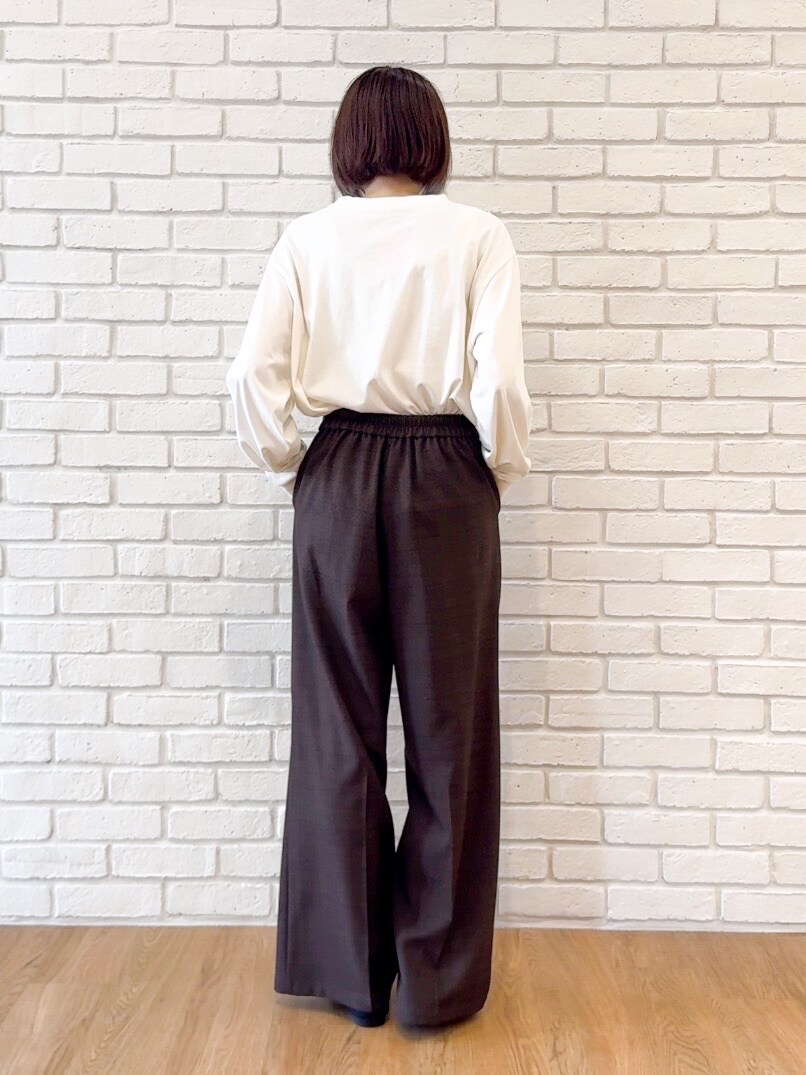 ブルー系のシャツ/ブラウス、ホワイト系のTシャツ/カットソー、ブラウン系のその他パンツを着用したレディースの秋コーディネートの8枚目の写真