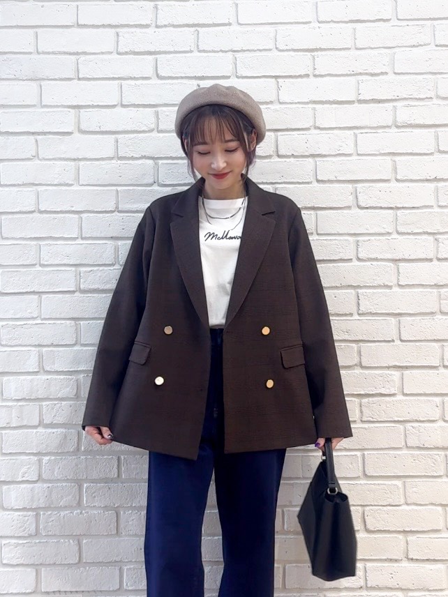 ホワイト系のTシャツ/カットソー、ブルー系のデニムパンツ、ブラウン系のその他シューズを着用したレディースの秋コーディネートの5枚目の写真
