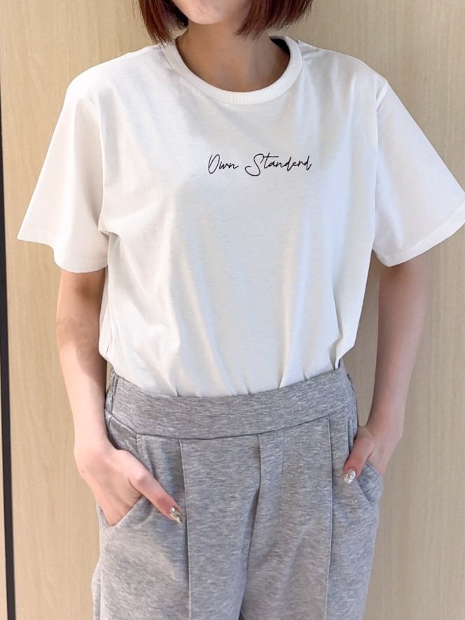 ブルー系のテーラードジャケット、ホワイト系のTシャツ/カットソー、グレー系のその他パンツを着用したレディースの夏コーディネートの8枚目の写真
