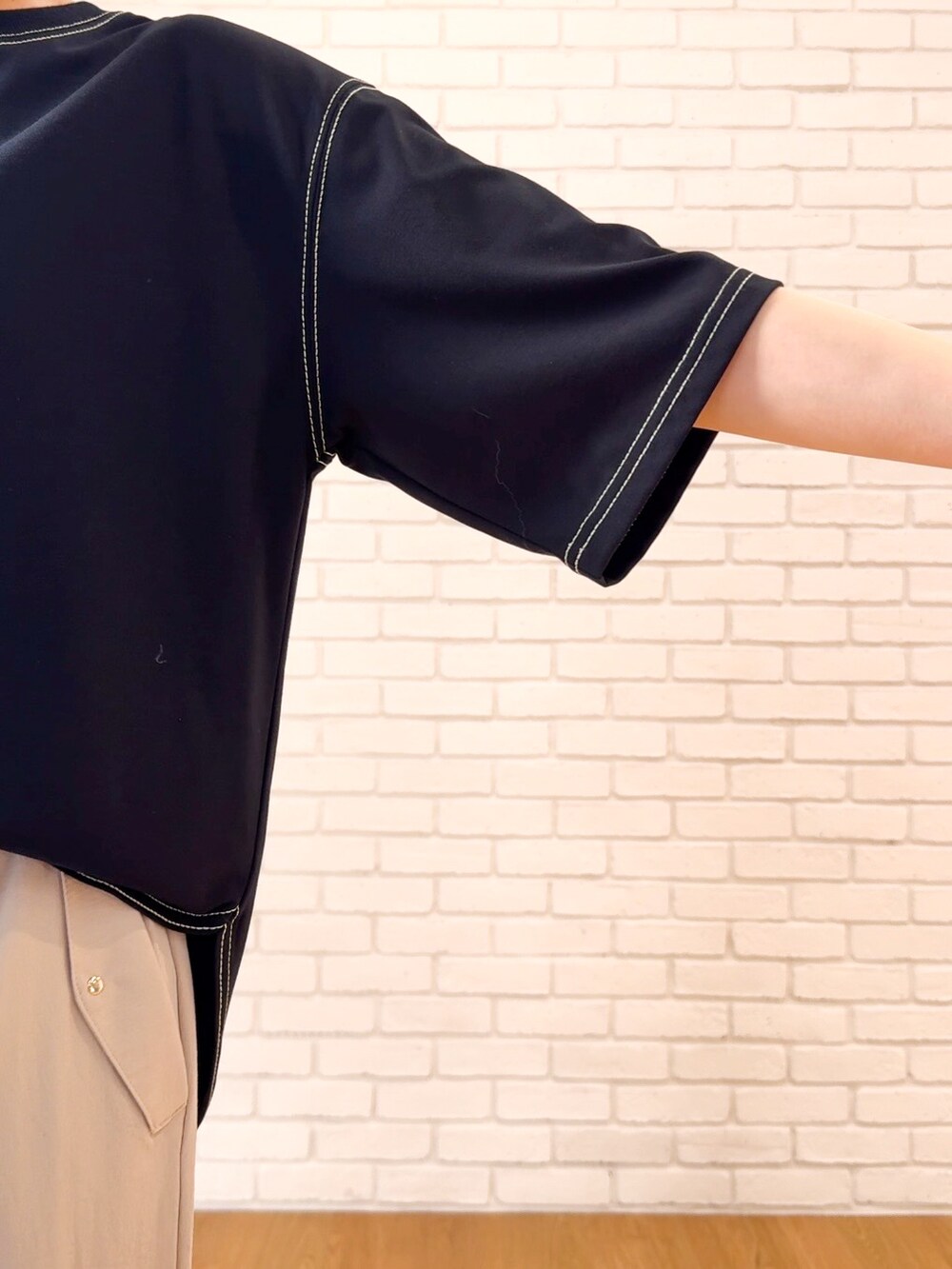 ブラック系のTシャツ/カットソー、ベージュ系のその他パンツ、ブラック系のサンダルを着用したレディースの夏コーディネートの7枚目の写真