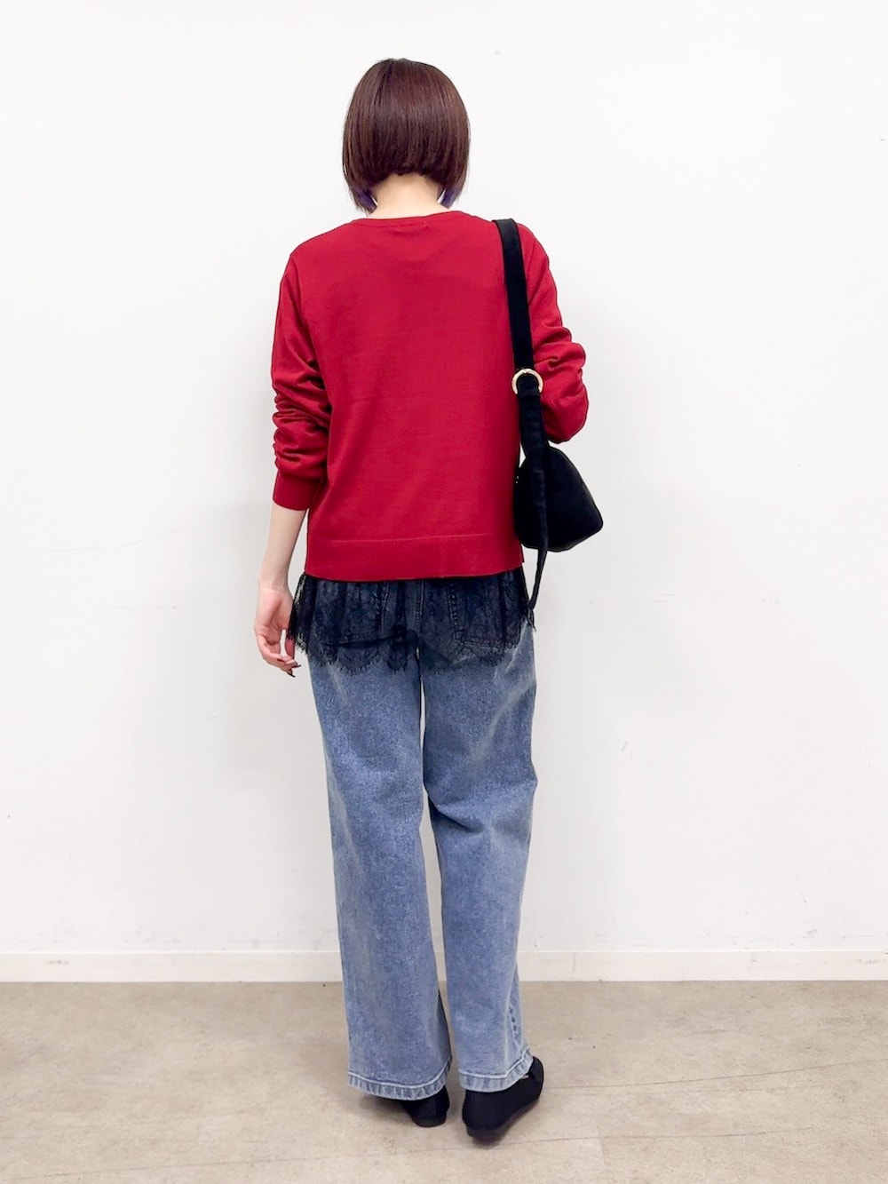 レッド系のカーディガン/ボレロ、ブラック系のTシャツ/カットソー、ブルー系のデニムパンツを着用したレディースの夏コーディネートの3枚目の写真