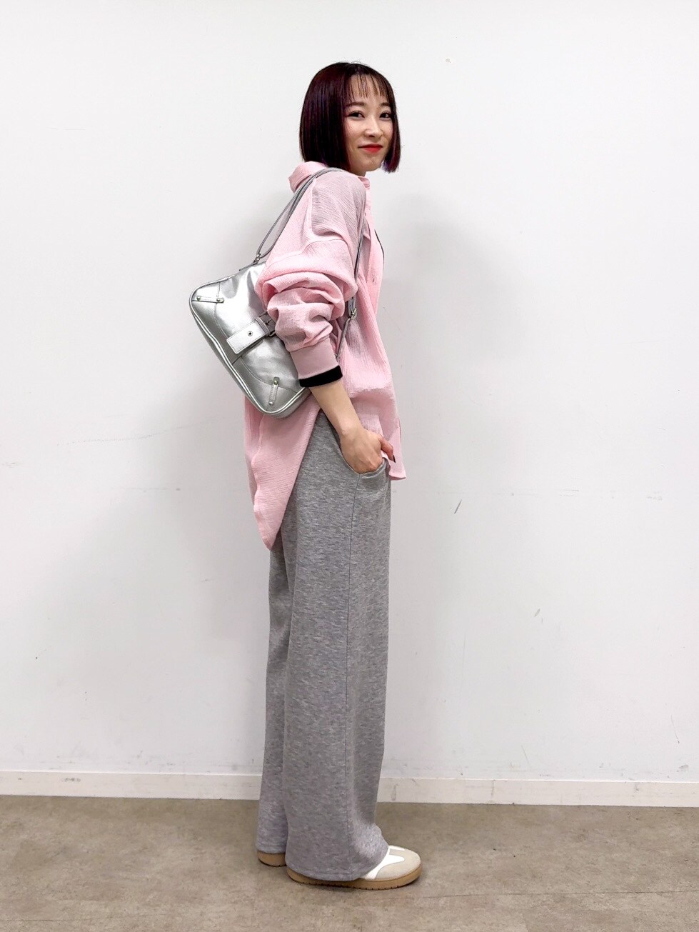 ピンク系のシャツ/ブラウス、ブラック系のTシャツ/カットソー、グレー系のその他パンツを着用したレディースの春コーディネートの4枚目の写真