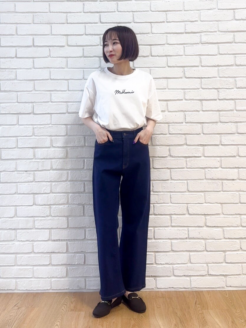 ホワイト系のTシャツ/カットソー、ブルー系のデニムパンツ、ブラウン系のその他シューズを着用したレディースの秋コーディネートの9枚目の写真