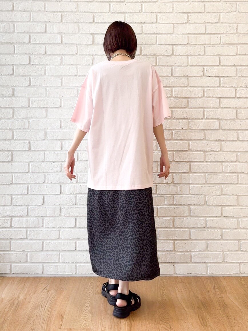 ピンク系のTシャツ/カットソー、グレー系のスカート、ブラック系のサンダルを着用したレディースの夏コーディネートの10枚目の写真