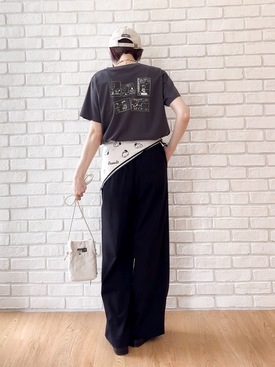 グレー系のTシャツ/カットソー、ブラック系のサンダル、ベージュ系のキャップを着用したレディースの夏コーディネートの3枚目の写真