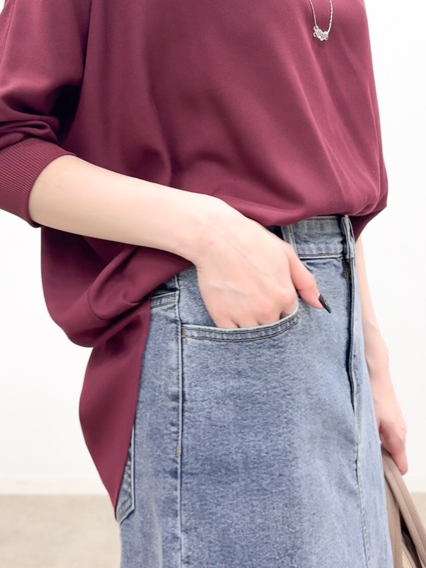 レッド系のシャツ/ブラウス、ブルー系のデニムスカート、ブラック系のパンプスを着用したレディースの秋コーディネートの8枚目の写真
