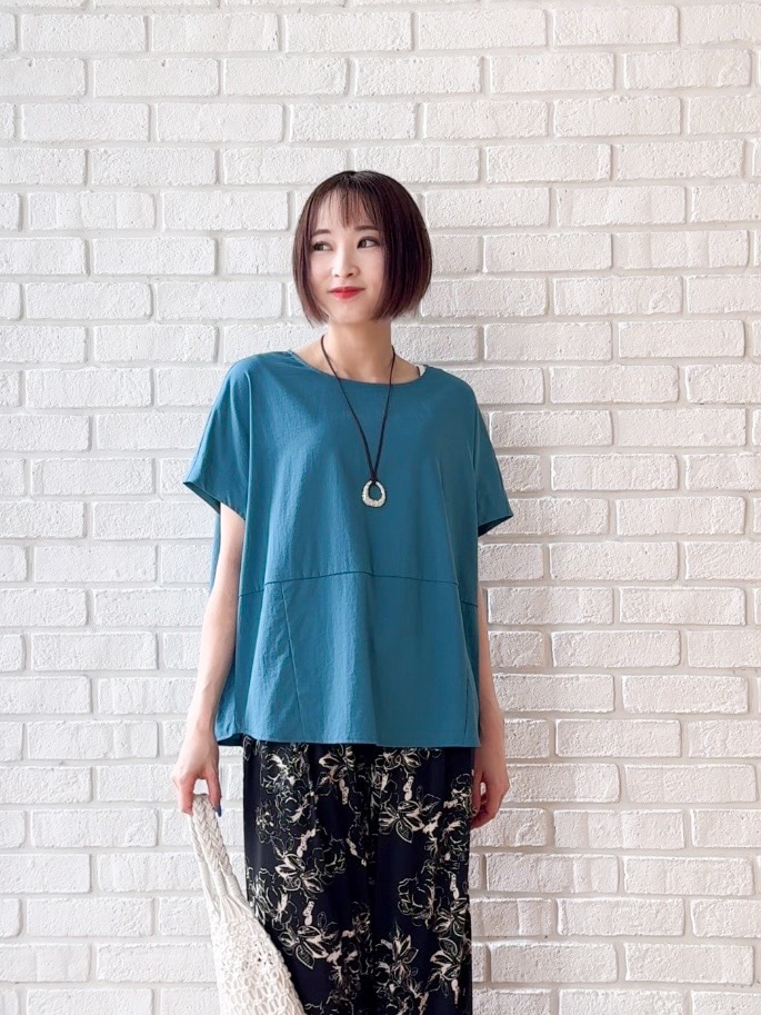 ブルー系のTシャツ/カットソー、ブラック系のその他パンツ、シルバー系のサンダルを着用したレディースの夏コーディネートの5枚目の写真