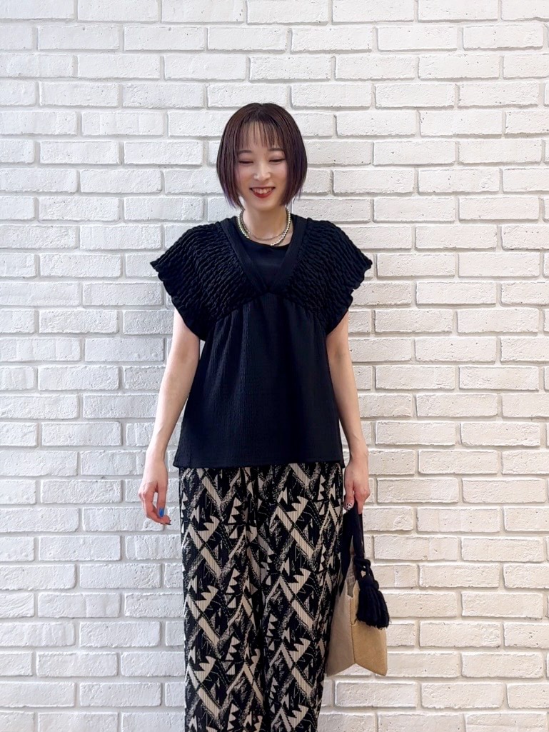 ブラック系のセットアップ、ブラック系のその他パンツ、ブラック系のサンダルを着用したレディースの夏コーディネートの5枚目の写真