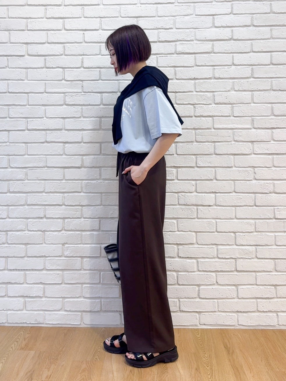 ブラック系のカーディガン/ボレロ、ブラウン系のその他パンツ、ブラック系のサンダルを着用したレディースの夏コーディネートの4枚目の写真