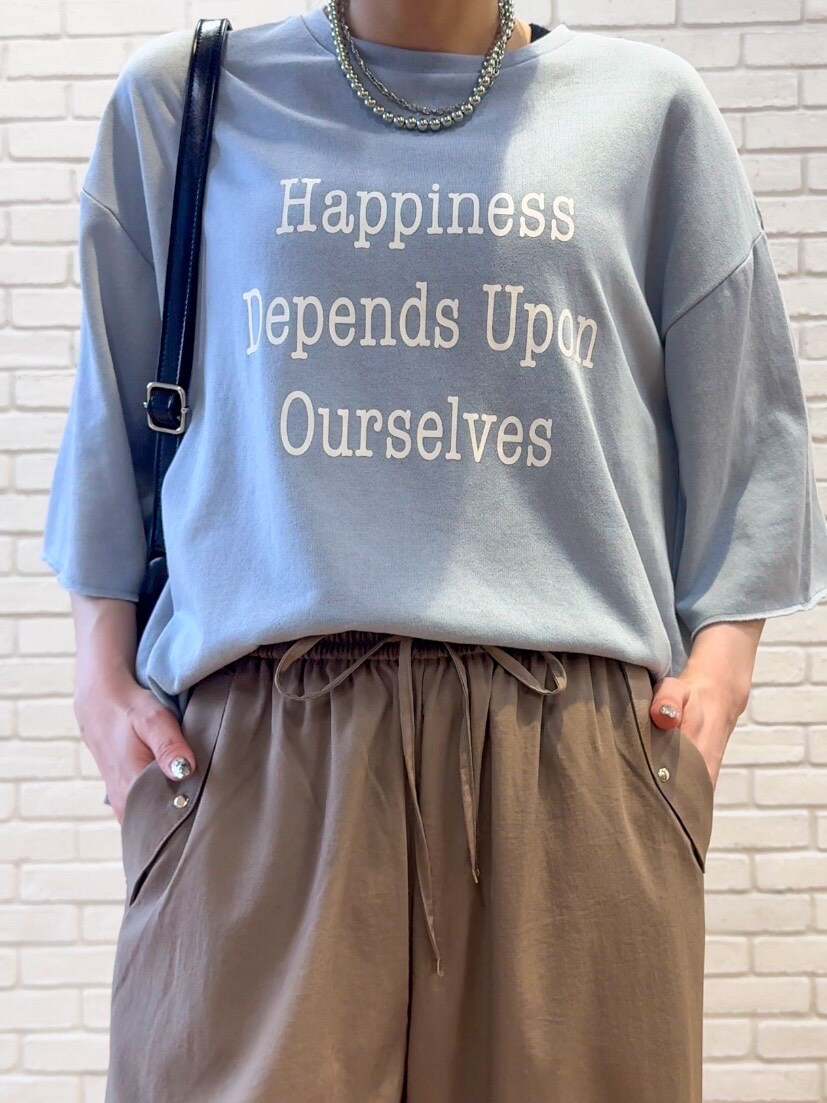 ブルー系のTシャツ/カットソー、ブラウン系のその他パンツ、ブラック系のサンダルを着用したレディースの夏コーディネートの7枚目の写真