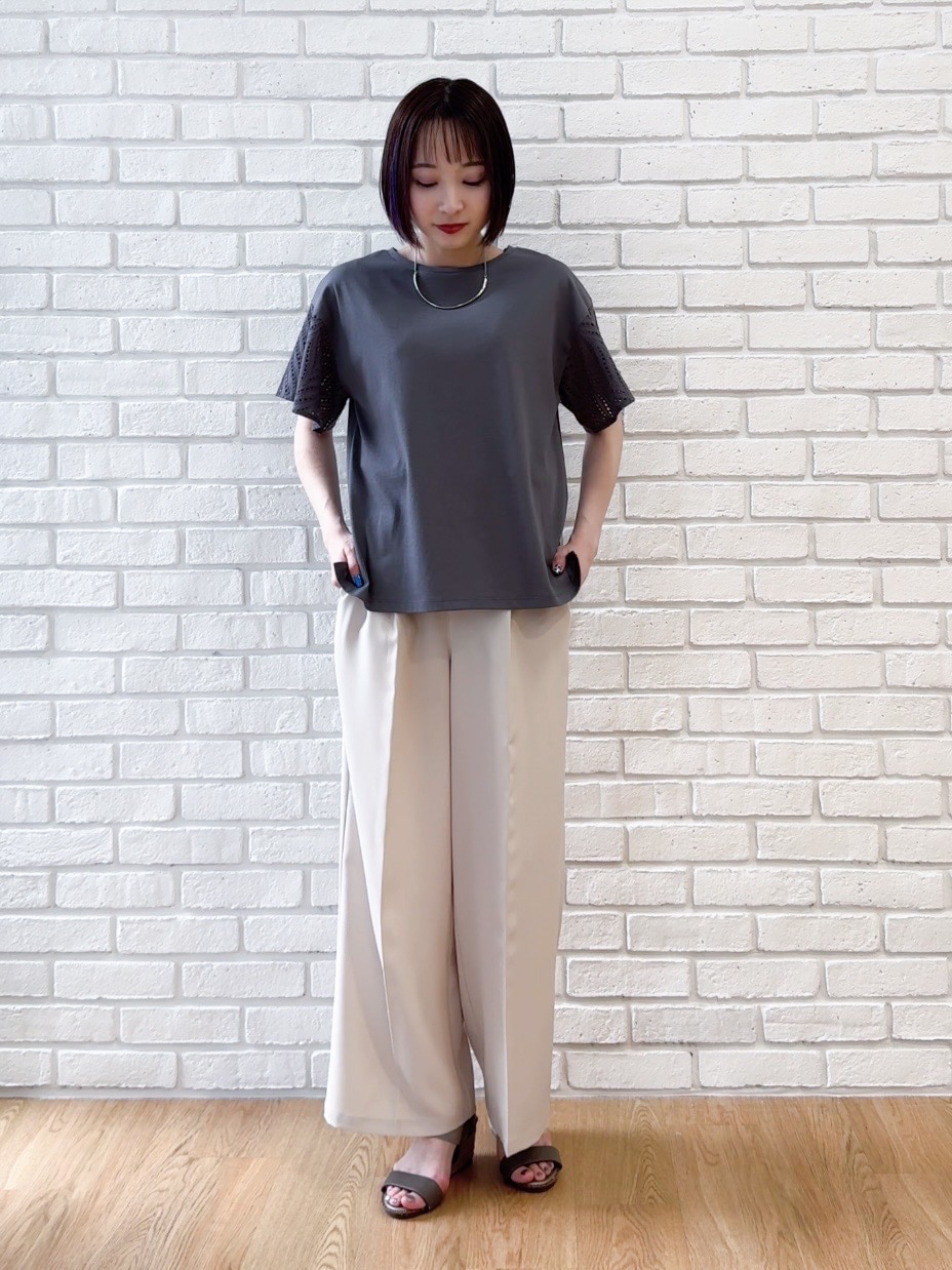 グレー系のTシャツ/カットソー、ベージュ系のその他パンツ、ブラウン系のサンダルを着用したレディースの夏コーディネートの7枚目の写真