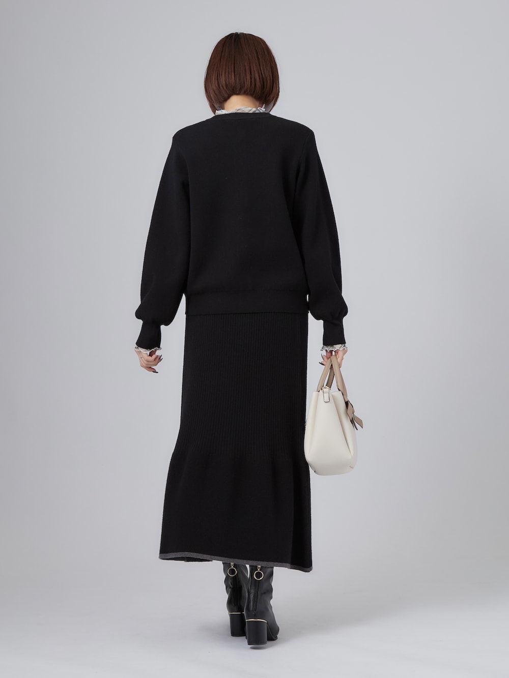 ブラック系のカーディガン/ボレロ、グレー系のTシャツ/カットソー、ブラック系のブーツを着用したレディースの秋コーディネートの3枚目の写真