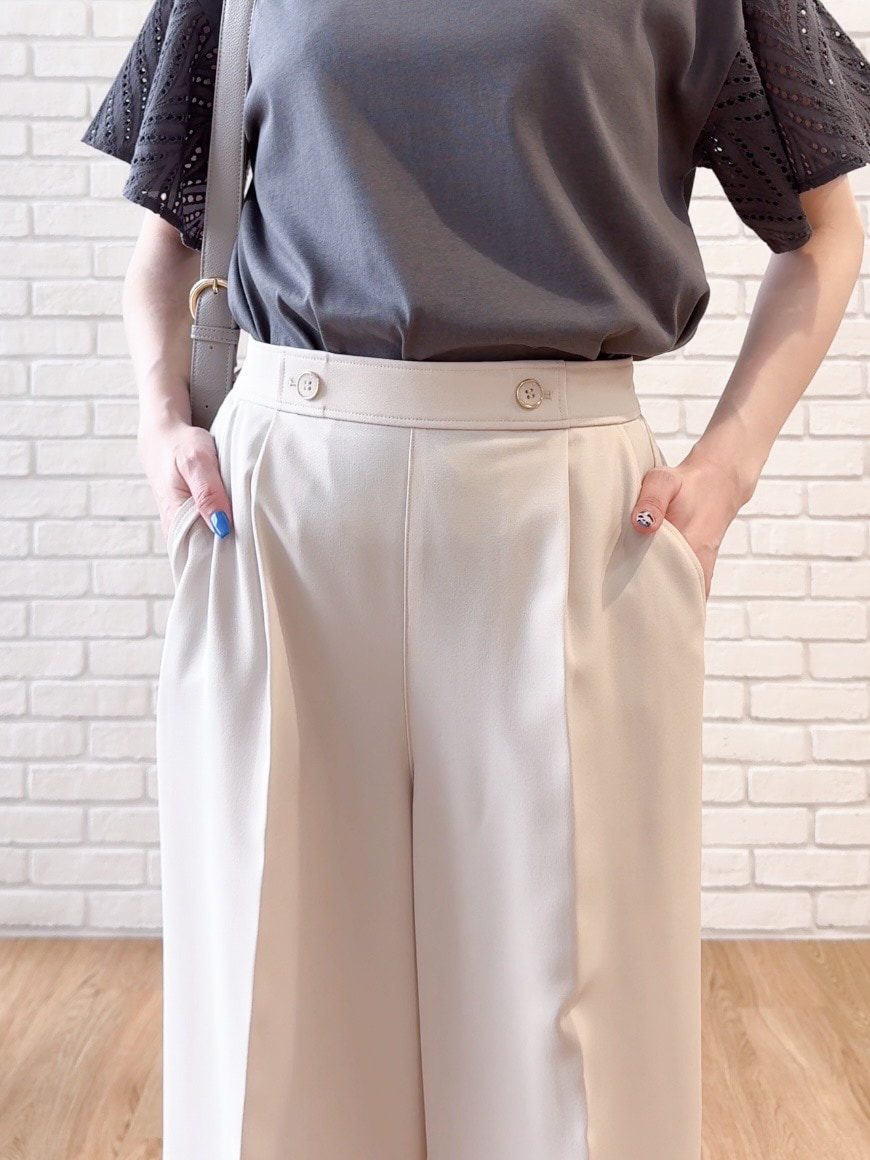 グレー系のTシャツ/カットソー、ベージュ系のその他パンツ、ブラウン系のサンダルを着用したレディースの夏コーディネートの5枚目の写真