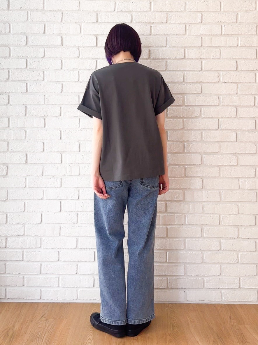 グレー系のTシャツ/カットソー、ブルー系のデニムパンツ、ホワイト系のショルダーバッグを着用したレディースの夏コーディネートの8枚目の写真