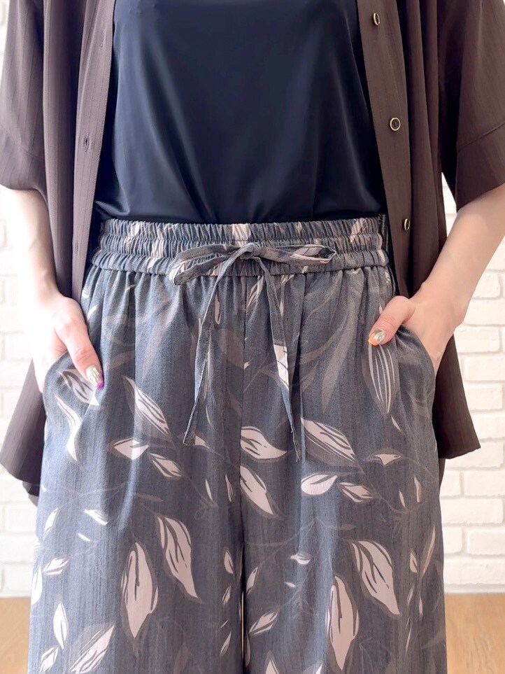 ブラウン系のシャツ/ブラウス、ブラック系のタンクトップ、ブラック系のその他パンツを着用したレディースの夏コーディネートの6枚目の写真