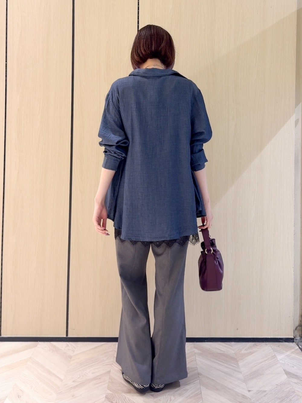 ブルー系のシャツ/ブラウス、ブラック系のTシャツ/カットソー、ブラック系のタンクトップを着用したレディースの秋コーディネートの4枚目の写真