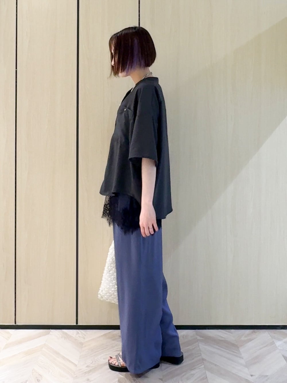 グレー系のシャツ/ブラウス、ブラック系のタンクトップ、ブルー系のその他パンツを着用したレディースの夏コーディネートの4枚目の写真