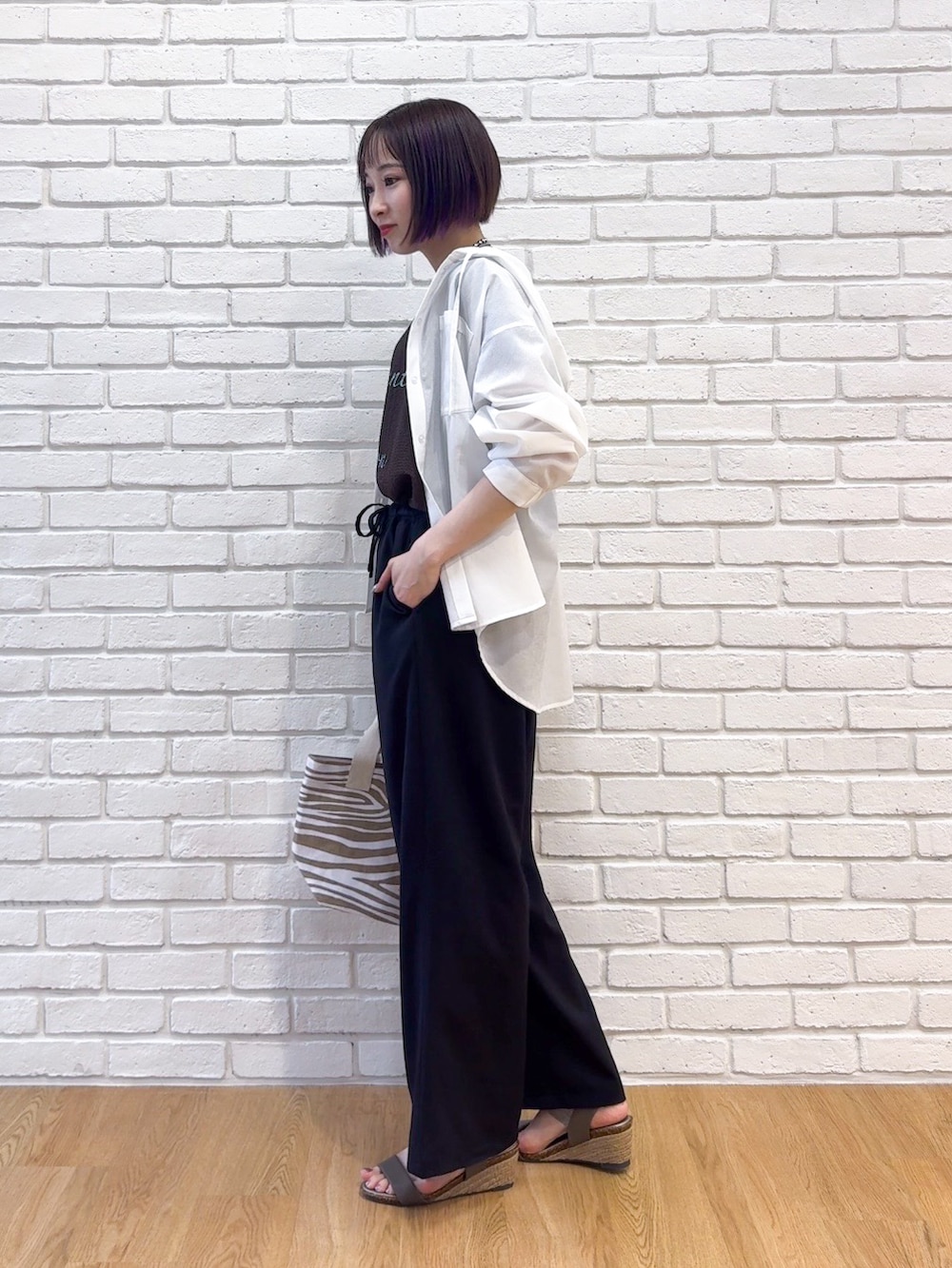 ホワイト系のシャツ/ブラウス、ブラウン系のTシャツ/カットソー、ブラック系のその他パンツを着用したレディースの夏コーディネートの4枚目の写真