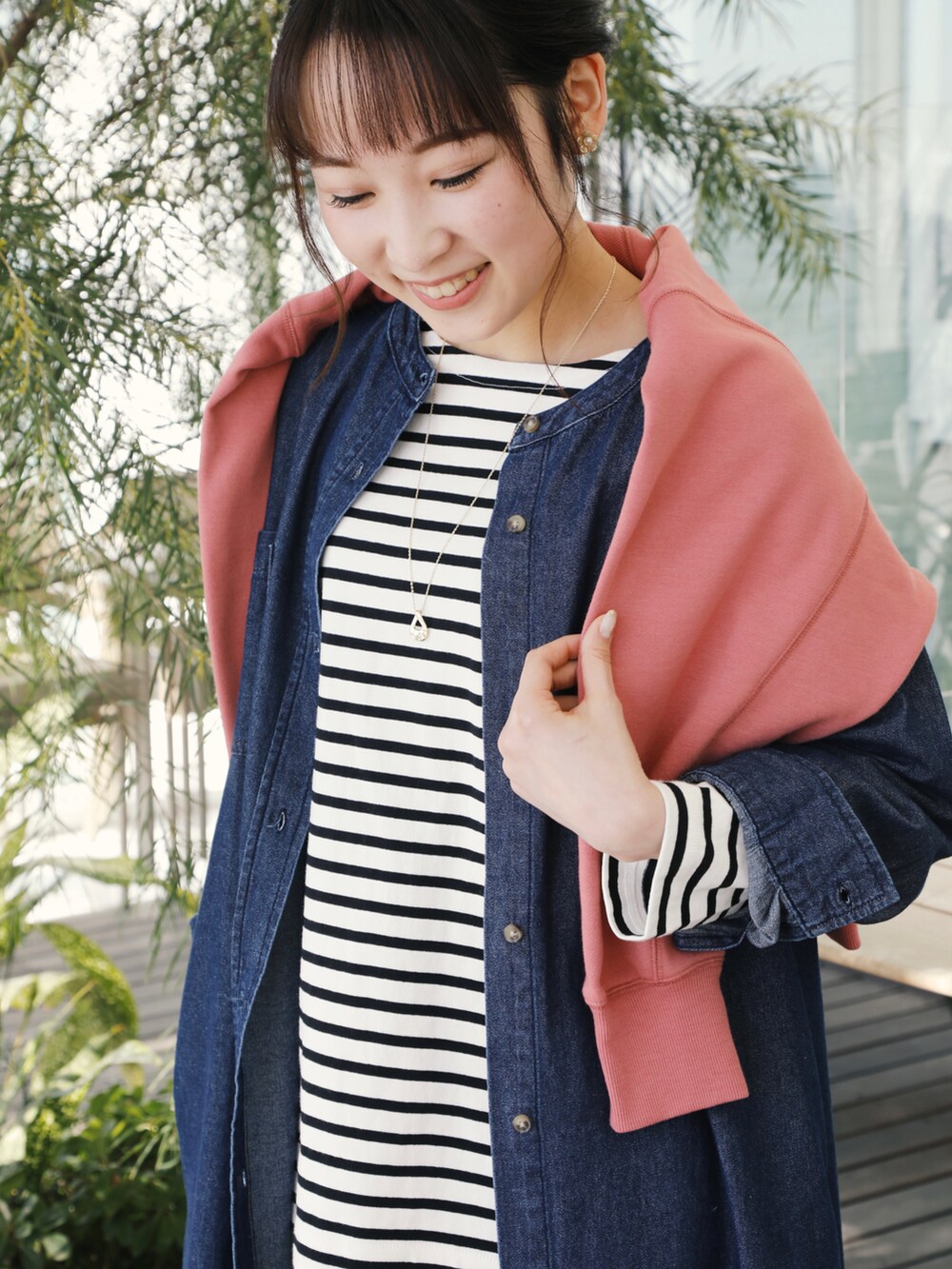 ブラック系のTシャツ/カットソー、ピンク系のカーディガン/ボレロ、ブルー系のワンピースを着用したレディースの春コーディネートの2枚目の写真