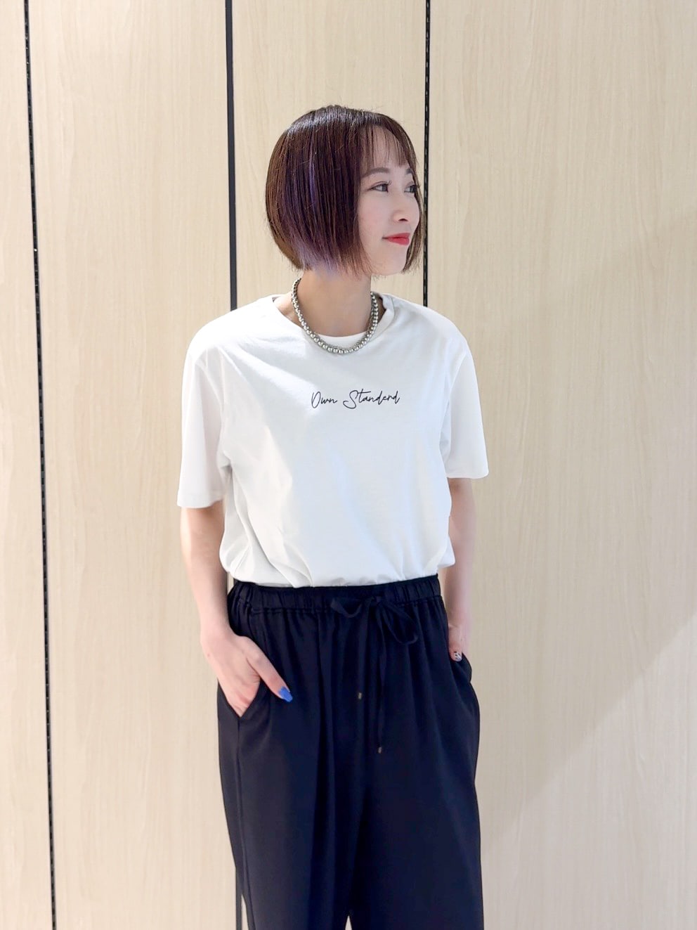 ブルー系のシャツ/ブラウス、ホワイト系のTシャツ/カットソー、ブラック系のその他パンツを着用したレディースの夏コーディネートの9枚目の写真