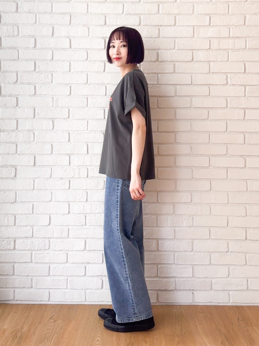 グレー系のTシャツ/カットソー、ブルー系のデニムパンツ、ホワイト系のショルダーバッグを着用したレディースの夏コーディネートの9枚目の写真