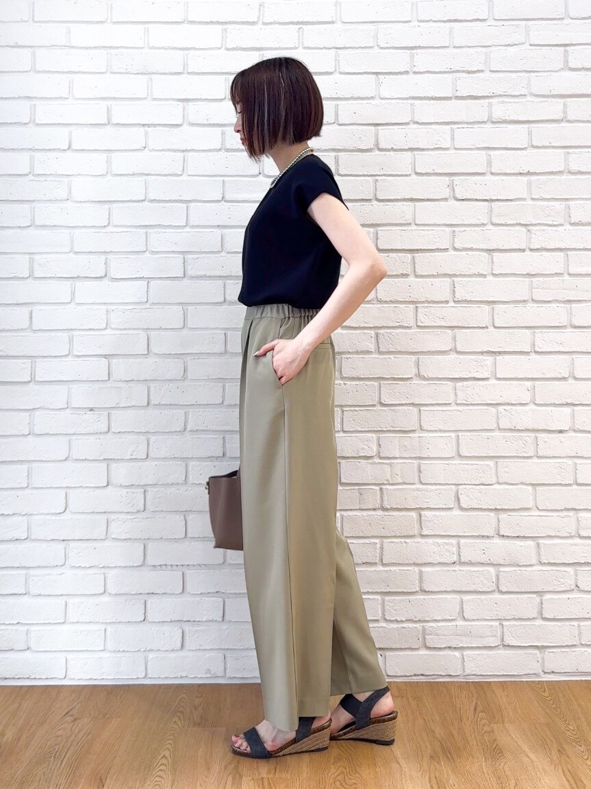 ブラック系のニット/セーター、グリーン系のその他パンツ、ブラック系のサンダルを着用したレディースの夏コーディネートの4枚目の写真