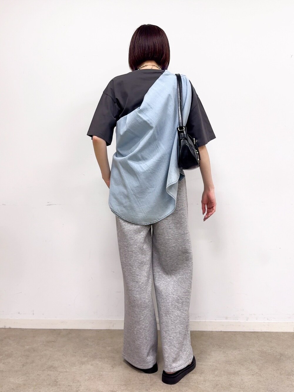 ブルー系のシャツ/ブラウス、グレー系のその他パンツ、ブラック系のショルダーバッグを着用したレディースの春コーディネートの3枚目の写真