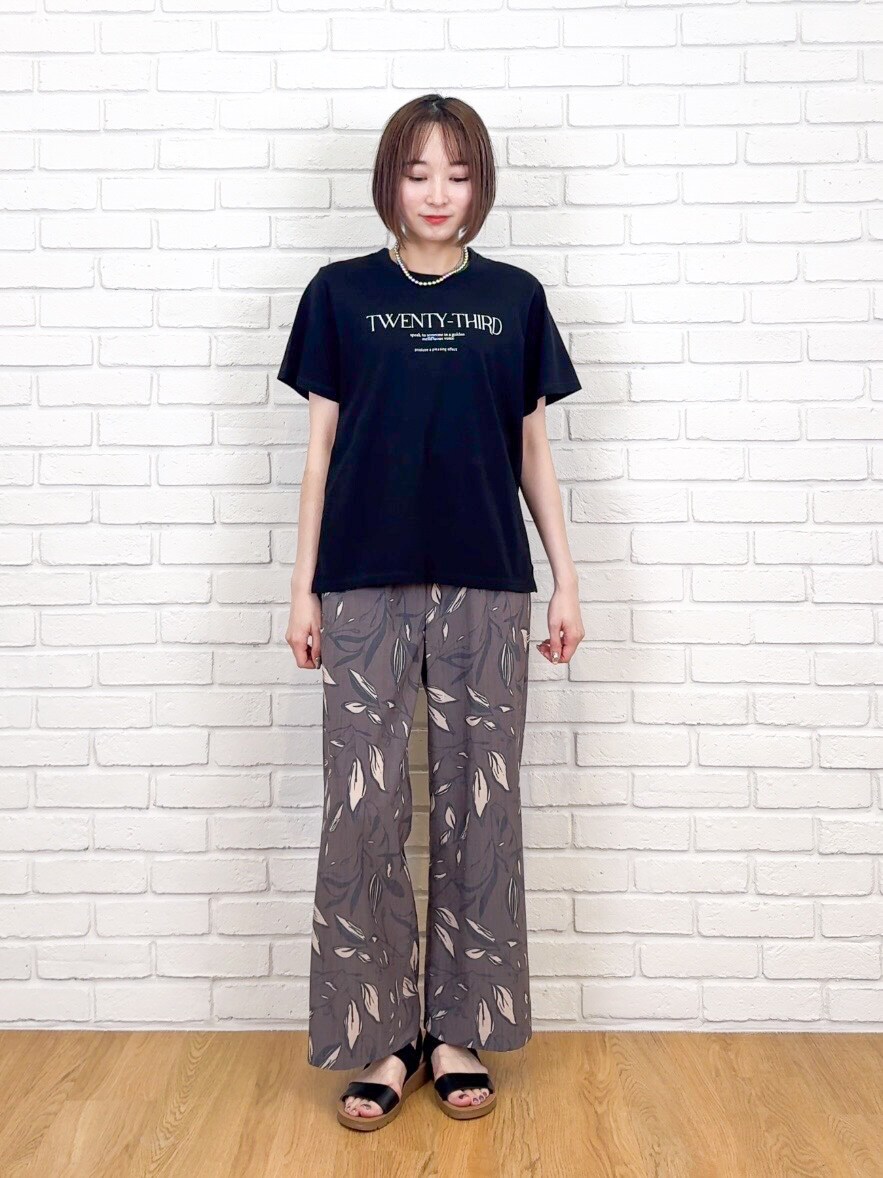 ブラック系のTシャツ/カットソー、ブラウン系のその他パンツ、ブラック系のサンダルを着用したレディースの夏コーディネートの8枚目の写真
