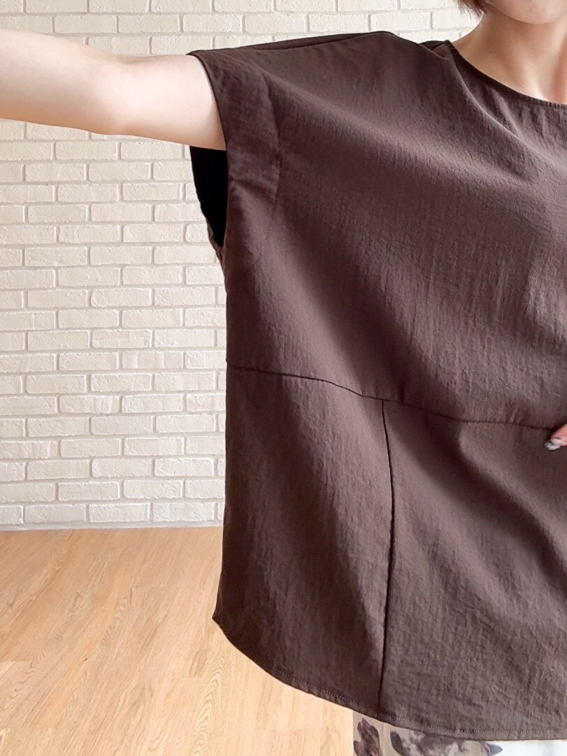 ブラウン系のTシャツ/カットソー、ホワイト系のその他パンツ、ホワイト系のトートバッグを着用したレディースの夏コーディネートの9枚目の写真