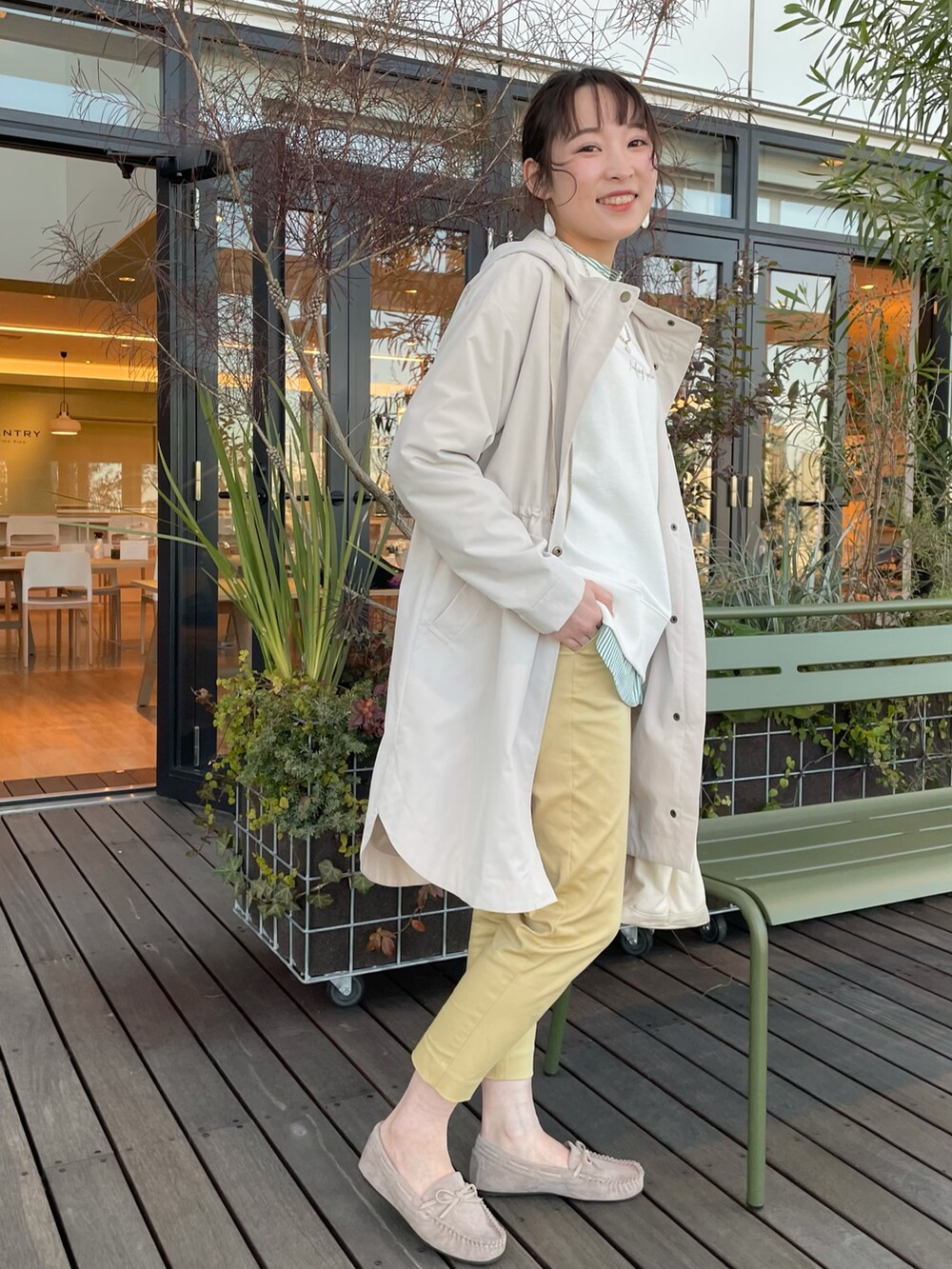 ホワイト系のモッズコート、ホワイト系のスウェット、グリーン系のシャツ/ブラウスを着用したレディースの春コーディネートの3枚目の写真